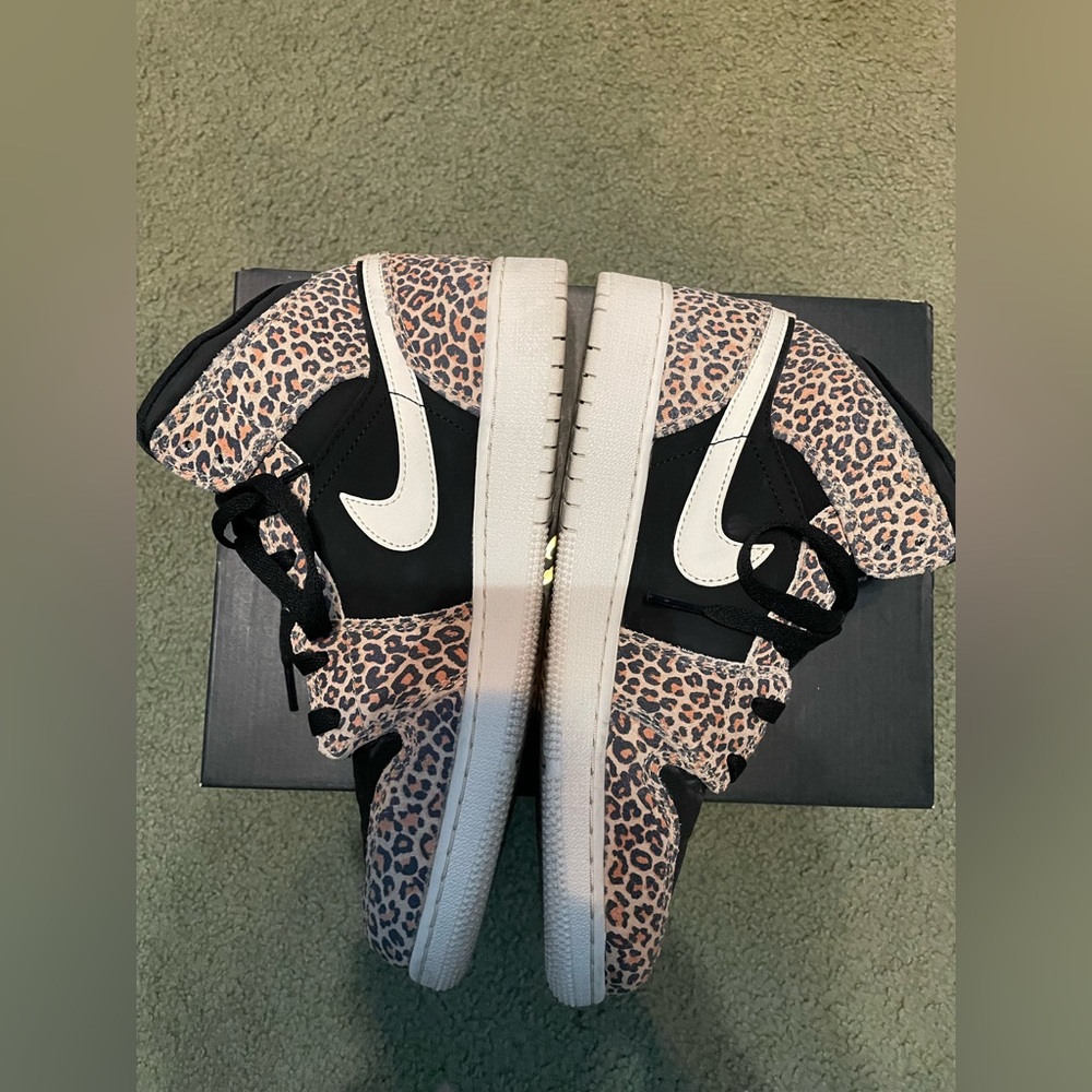 Air Jordan 1 Mid SE GS 'Leopard' - Picture 9 of 10
